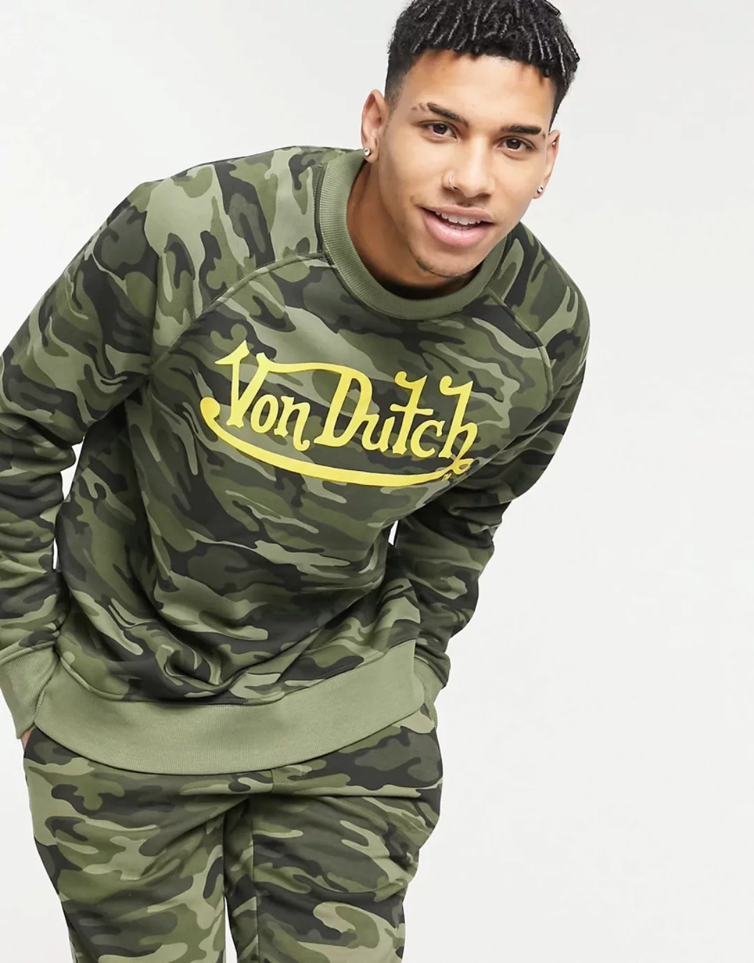 Von Dutch – Sweatshirt mit Logo und All-over-Military-Muster in Khaki, Komb günstig online kaufen