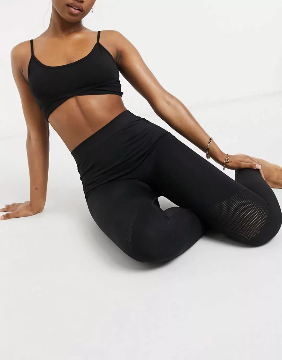 Weekday – Celestia – Nahtlose Yoga-Leggings in Schwarz günstig online kaufen