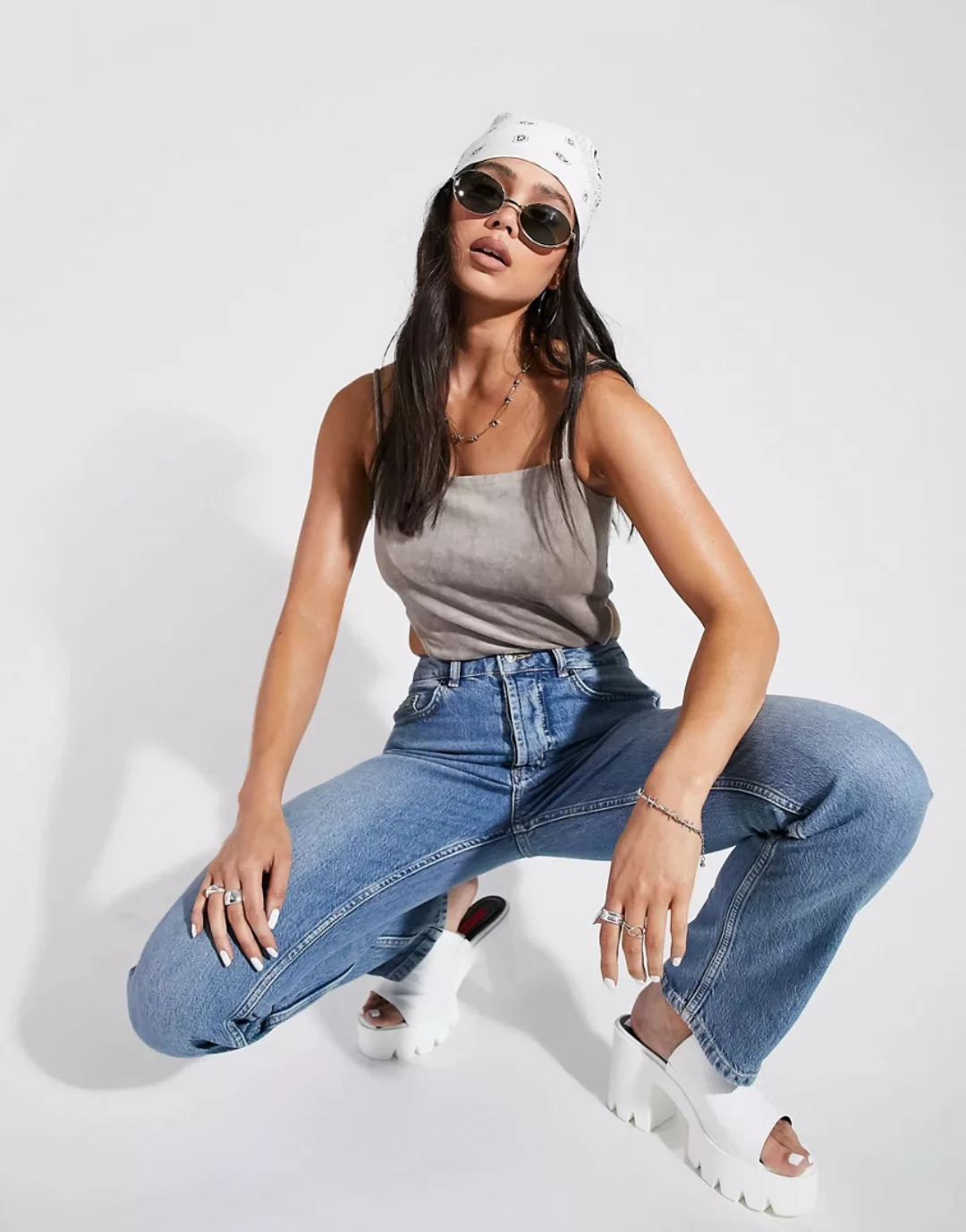 ASOS DESIGN – Bequeme Jeans mit geradem Schnitt, mittelhohem Bund und Stret günstig online kaufen