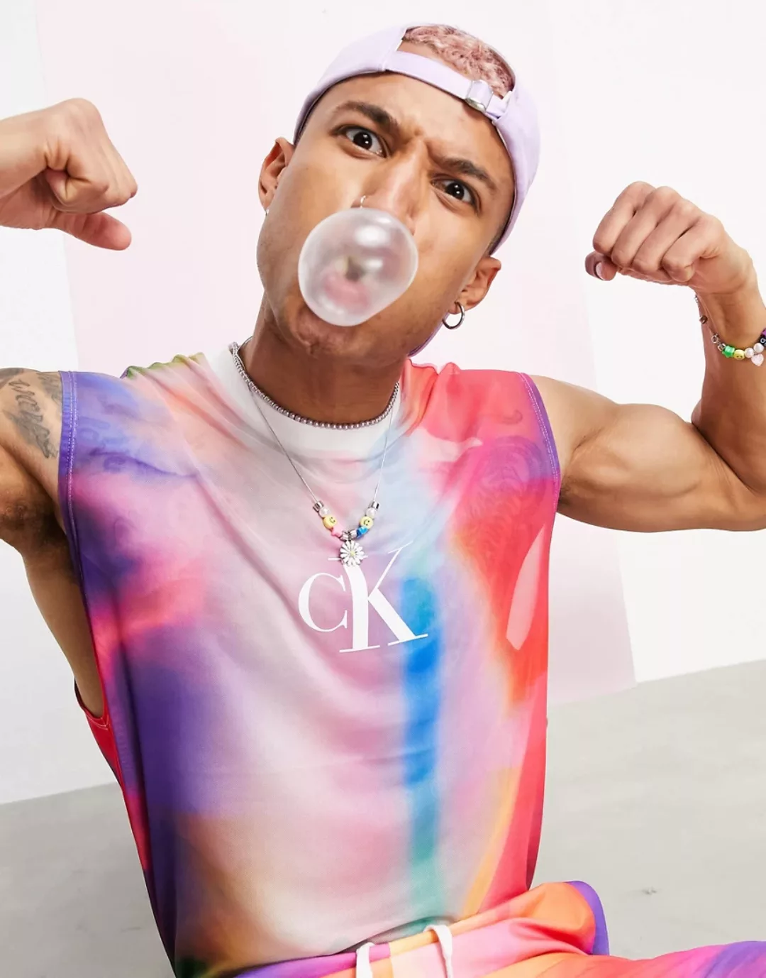 Calvin Klein Jeans – Pride – Mehrfarbig bedrucktes Netz-Trägershirt günstig online kaufen
