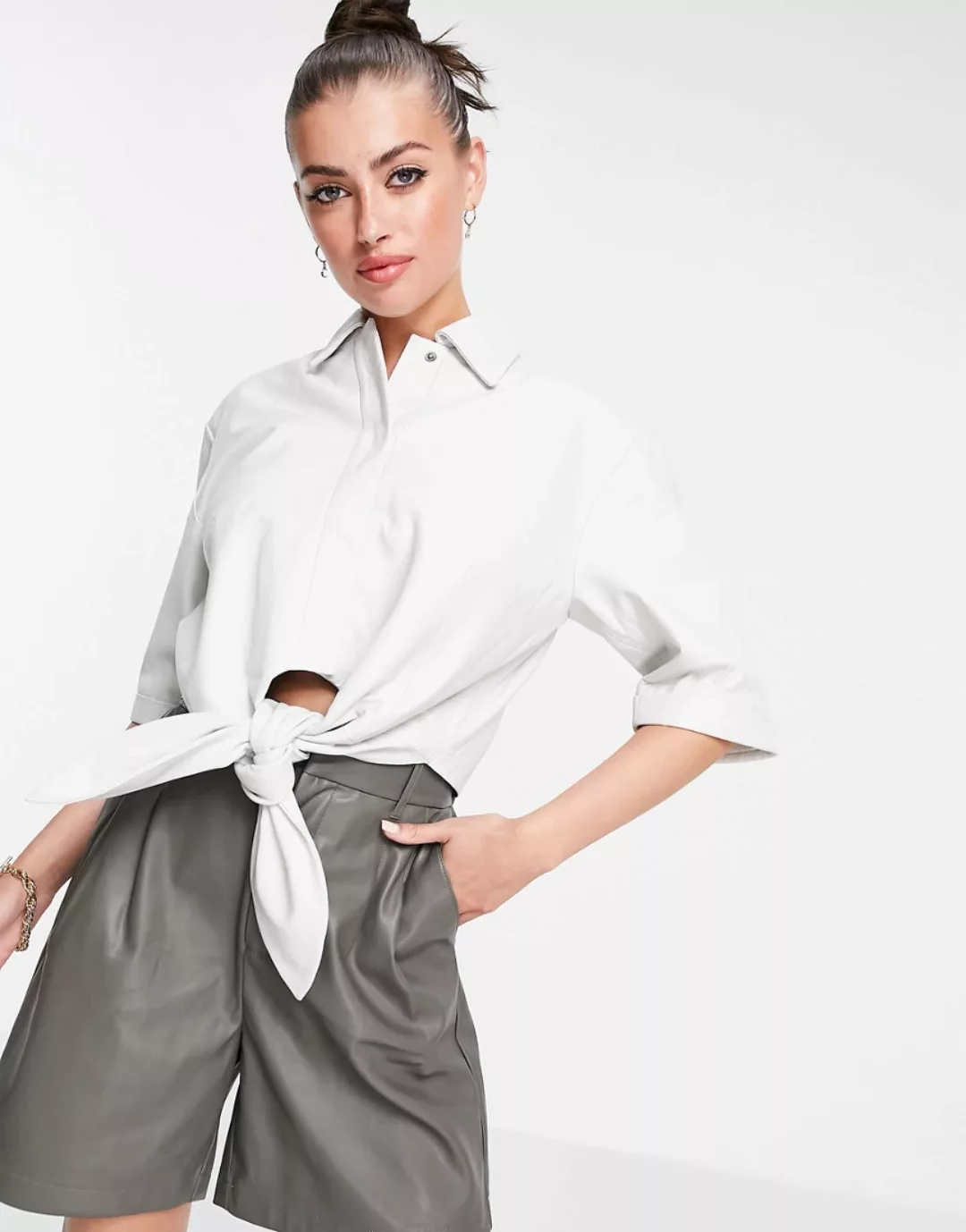 Muubaa – Isabelle – Lederhemd in Weiß mit kurzem Schnitt zum vorne Binden günstig online kaufen