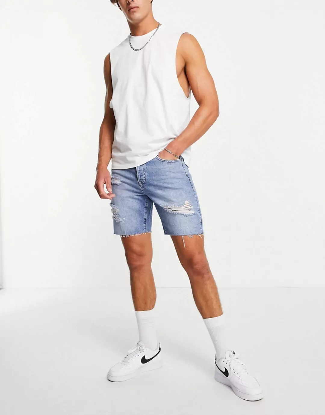 Topman – Jeansshorts in mittlerer Waschung mit schmalem Schnitt und Zierris günstig online kaufen