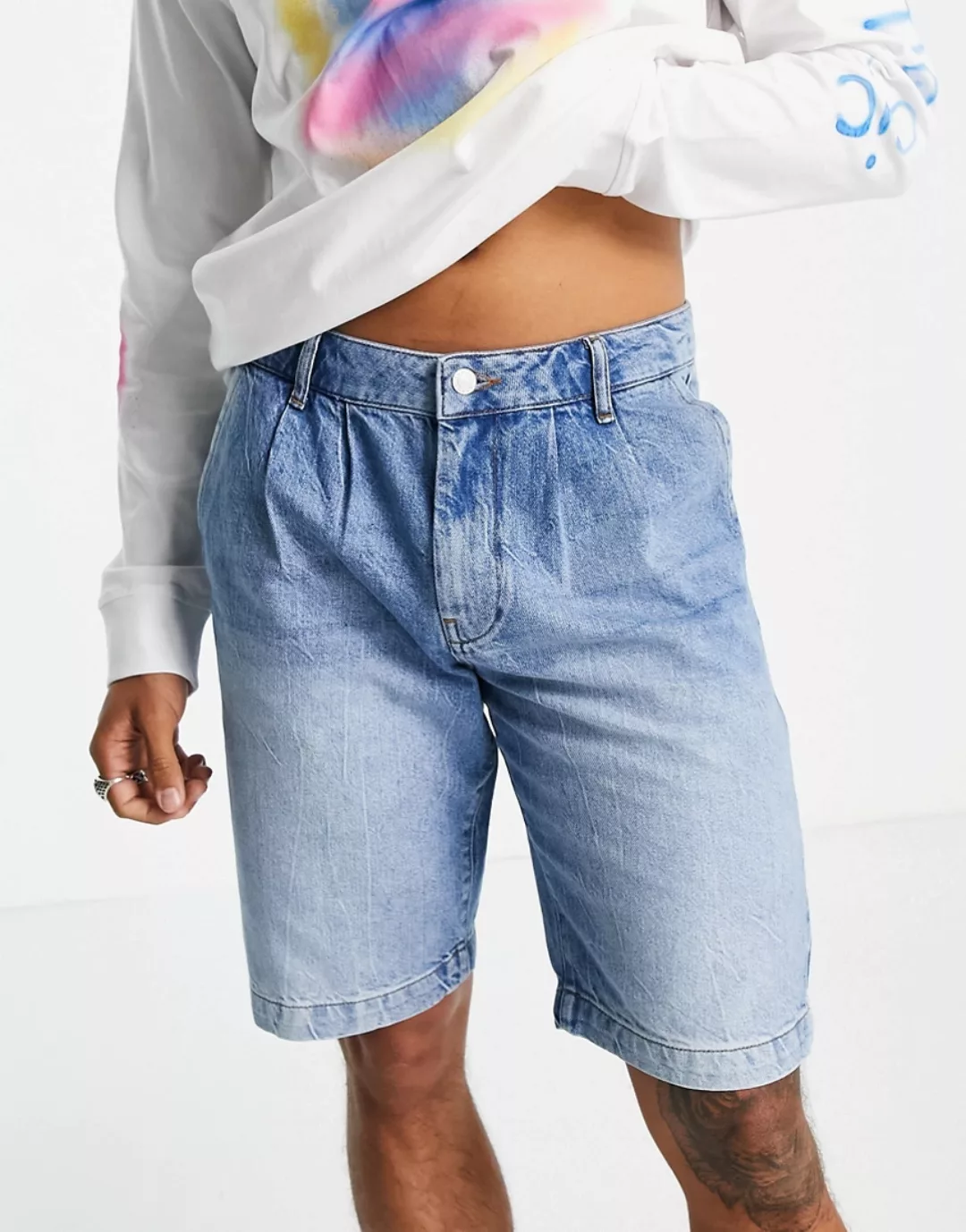 Topman – Jeansshorts mit Falten vorne in mittlerer Waschung-Blau günstig online kaufen